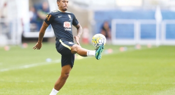 Barcelona oficializa contratação do brasileiro Paulinho